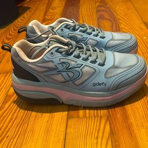 Women’s gdefy running shoes size 11